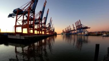 Akşamları Hamburg Limanı - bir resmi tatilde zaman aşımı - HAMBURG, Almanya - 25 ARALIK 2021