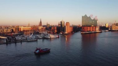 Hamburg Limanı üzerinde gün batımı - hava manzarası - İHA fotoğrafçılığı Almanya yukarıdan