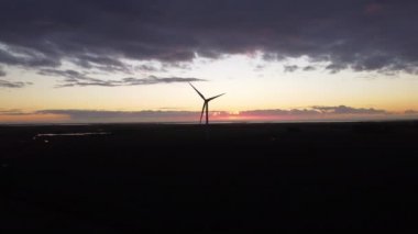 Gün batımında rüzgar türbinleri - yeşil enerji - İHA fotoğrafçılığı Almanya yukarıdan