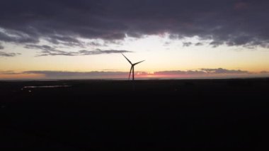 Gün batımında rüzgar türbinleri - yeşil enerji - İHA fotoğrafçılığı Almanya yukarıdan