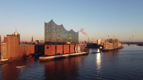 Prachtig Uitzicht Haven Van Hamburg Elbphilharmonie Concertzaal Bij Zonsondergang Stad — Stockvideo