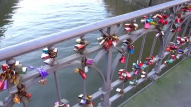 Hamburg 'da bir köprüye bağlı aşk kilitleri - seyahat fotoğrafçılığı