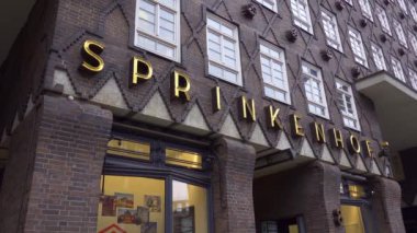 Hamburg 'daki ünlü Sprinkenhof Tuğla Binası - HAMBURG, Almanya - 25 ARALIK 2021