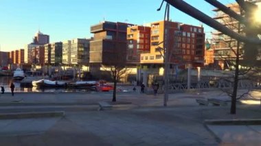 Hamburg 'daki modern liman kenti - HAMBURG, GERMANY - 25 Aralık 2021