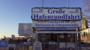 Hamburg liman gezileri için bilet satışı standı HAMBURG, ALMANY - 25 ARALIK 2021