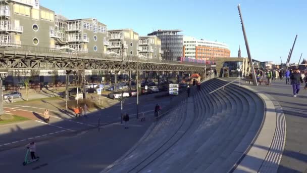 Les Gens Marchent Long Port Hambourg Par Une Journée Ensoleillée — Video