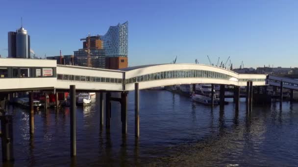 Los Muelles Puerto Hamburgo Son Lugar Popular Para Caminar Hamburg — Vídeo de stock