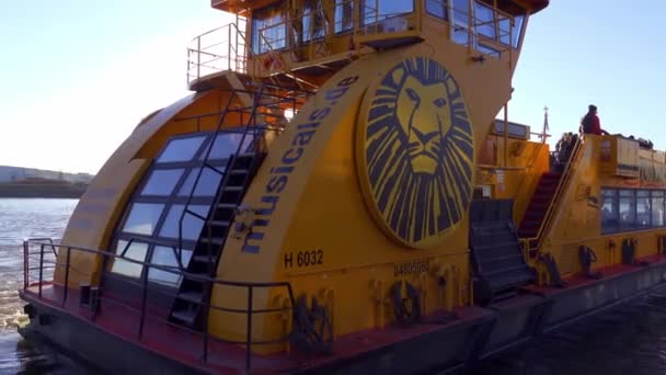Ferry Hamburg Musical Theater Harbour Showing Lion King Hamburg Germany — Stockvideo