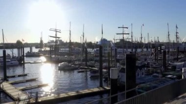 Hamburg 'daki modern liman kenti - HAMBURG, GERMANY - 25 Aralık 2021