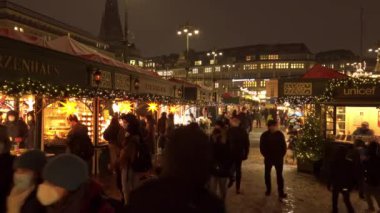 Hamburg 'daki Noel Pazarı - HAMBURG, Almanya - 25 ARALIK 2021