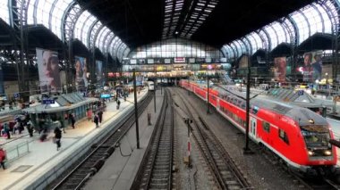 Hamburg Merkez İstasyonu - Zaman çizelgesi - HAMBURG ŞEHRİ, ALMANA - 25 ARALIK 2021