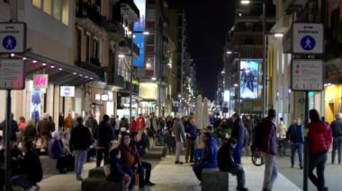 Geceleri Bari 'nin ticari bölgesinde devasa yayalar - BARI, ITALY - 31 Ekim 2021