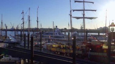 Hamburg 'daki modern liman kenti - HAMBURG, GERMANY - 25 Aralık 2021