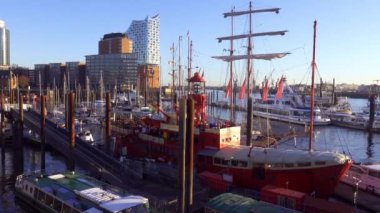 Hamburg 'daki modern liman kenti - HAMBURG, GERMANY - 25 Aralık 2021