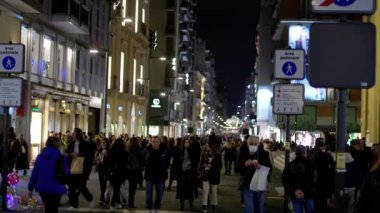 Geceleri Bari 'nin ticari bölgesinde devasa yayalar - BARI, ITALY - 31 Ekim 2021