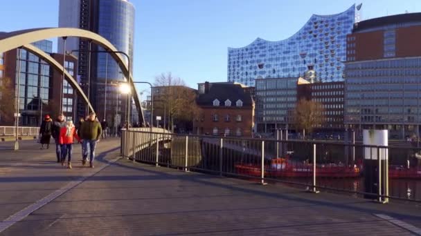 Personas Caminando Por Puerto Hamburgo Día Soleado Hamburg Alemania Diciembre — Vídeo de stock