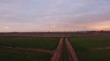 Geniş alanlarda rüzgar türbinleri - İHA fotoğrafçılığı Almanya yukarıdan