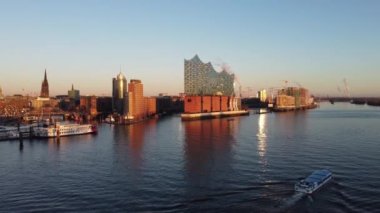 Hamburg Limanı üzerinde gün batımı - hava manzarası - İHA fotoğrafçılığı Almanya yukarıdan