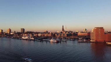 Hamburg Limanı ve gün batımında Elbphilharmonie Konser Salonu üzerinde harika bir manzara - İHA fotoğrafçılığı Almanya