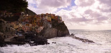 İtalyan sahilindeki Cinque Terre 'de Manarola' nın Muhteşem Köyü - seyahat fotoğrafçılığı