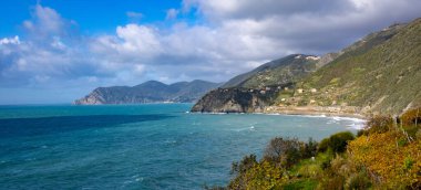 Güneşli bir günde İtalya 'da Cinque Terre' nin güzel kıyıları - seyahat fotoğrafçılığı
