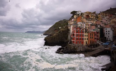 İtalyan batı kıyısındaki renkli Riomaggiore evleri Cinque Terre seyahat fotoğrafçılığı