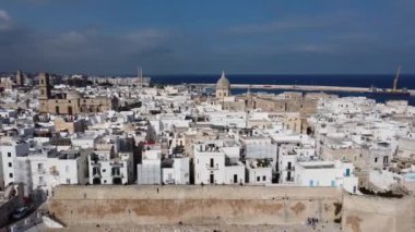 İtalya 'nın Monopoli şehrinin üzerinden İtalya' nın doğu kıyısına uçuş - seyahat fotoğrafçılığı
