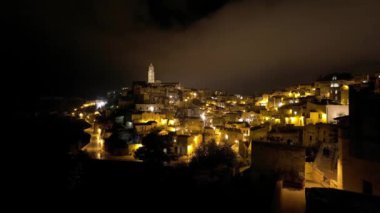 Gecelik güzel Matera şehri - bir Unesco Dünya Mirası sahası ve Avrupa 'nın kültürel başkenti - seyahat fotoğrafçılığı