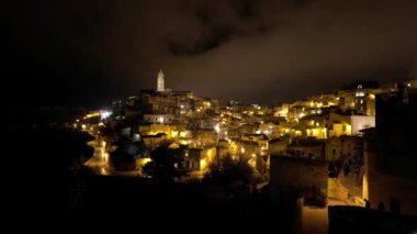 Gecelik güzel Matera şehri - bir Unesco Dünya Mirası sahası ve Avrupa 'nın kültürel başkenti - seyahat fotoğrafçılığı