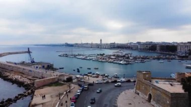 İtalyan doğu kıyısındaki Bari Limanı - seyahat fotoğrafçılığı