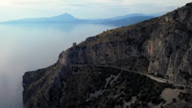 İtalya 'nın batı kıyısındaki Sapri Salerno bölgesindeki muhteşem manzara - hava manzarası - seyahat fotoğrafçılığı