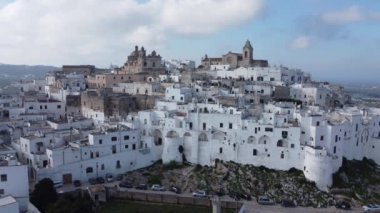İtalya 'daki Ostuni üzerindeki hava manzarası da beyaz şehir olarak adlandırılır: Seyahat fotoğrafçılığı.
