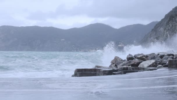 Oceánské Vlny Narážející Skály Bouřlivý Den Cestovní Fotografie — Stock video