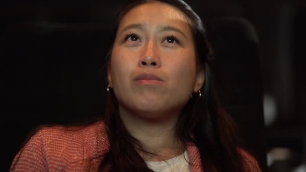 Mladá Asijská Žena Kině Sledování Filmu Jíst Popcorn — Stock video