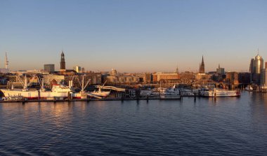 Hamburg Limanı üzerinde gün batımı - hava manzarası - İHA fotoğrafçılığı Almanya yukarıdan