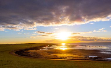 Kuzey Frizya kıyısında Wadden Denizi üzerinde gün batımı - seyahat fotoğrafçılığı