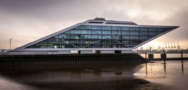 Hamburg 'daki Modern Dockland ofis binası - HAMBURG, GERMANY - 21 Aralık 2021