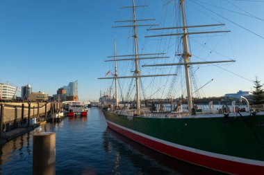 Hamburg Limanı 'nda yelkenli Rickmer Rickmers - HAMBURG, ALMANY - 21 ARALIK 2021