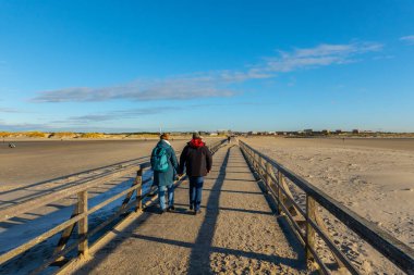Kuzey Frizya 'daki Wadden Denizi kıyısındaki rıhtımda - Kuzey Frizya, Almanya - 21 Aralık 2021