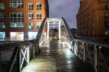 Geceleri Hamburg 'da harika bir depo var. Seyahat fotoğrafçılığı.