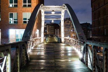 Geceleri Hamburg 'da harika bir depo var. Seyahat fotoğrafçılığı.