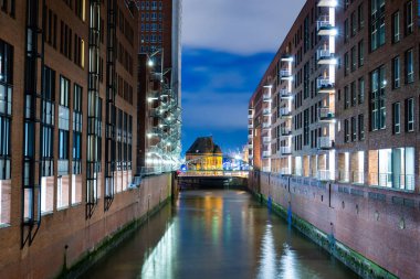 Geceleri Hamburg 'da harika bir depo var. Seyahat fotoğrafçılığı.