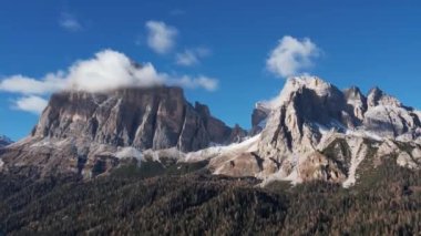 Dolomitlerin Güney Tyrol 'ünde inanılmaz doğa - İtalyan Alpleri - hava manzarası - seyahat fotoğrafçılığı