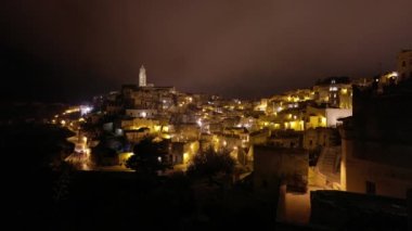 Gecelik güzel Matera şehri - bir Unesco Dünya Mirası sahası ve Avrupa 'nın kültürel başkenti - seyahat fotoğrafçılığı