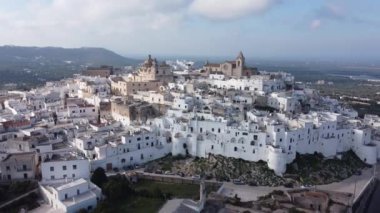 İtalya 'nın ünlü beyaz evleri - hava manzaralı - seyahat fotoğrafçılığı