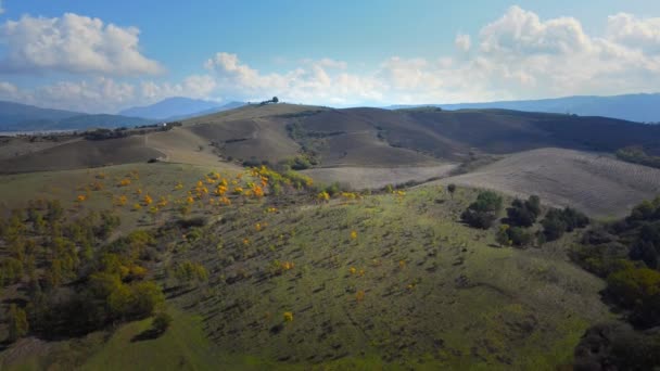 イタリアの農業 美しい畑の上を飛行 旅行写真 — ストック動画