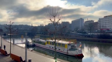 Saarbruecken 'deki Saar Nehri' ndeki gezi teknesi - SAARBRUECKEN, Almanya - 15 Ocak 2022