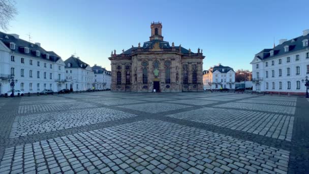 Mest Kända Kyrkan Saarbruecken Tyskland Kallas Ludwigskirche City Saarbruecken Tyskland — Stockvideo