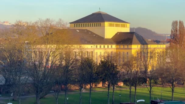 德国萨尔布吕肯国家剧院在阳光灿烂的日子 — 图库视频影像