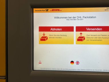 Paketleri almak ve göndermek için DHL Paketi - SAARBRUECKEN, GERMANY - 20 HAZİRAN 2022